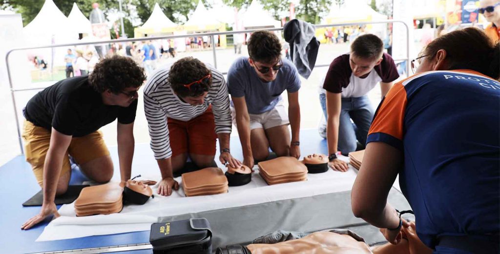 Apprenants effectuant la formation Gestes qui Sauvent