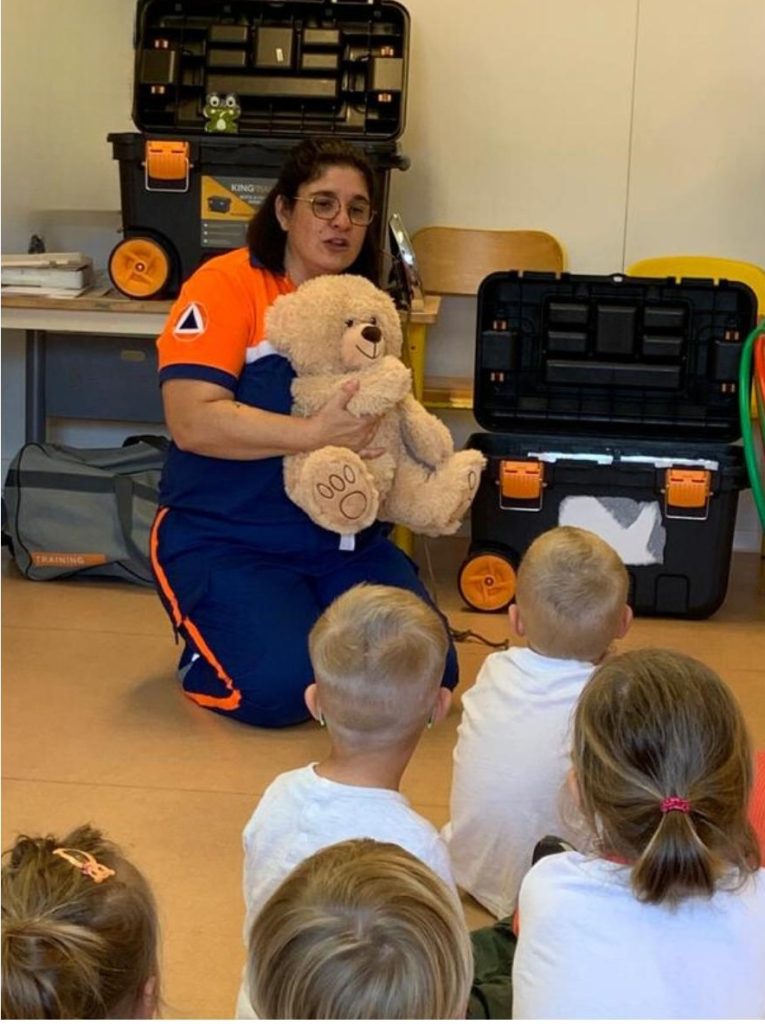 Formatrice entrain de réaliser l'ateliers : apprendre à porter secours