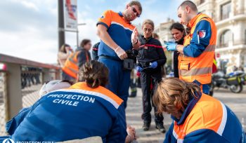 Bénévoles de la Protection Civile en pleine intervention sur le remblai des Sables d'Olonne accompagnés de 2 pompiers