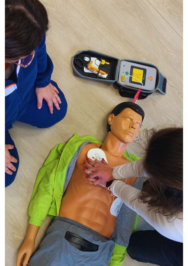 Apprenants en train de réaliser un massage cardiaque sur un mannequin en Formations Premiers Secours